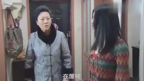 女儿在家还反锁门,母亲看到女儿衣衫不整的样子,心里有了主意
