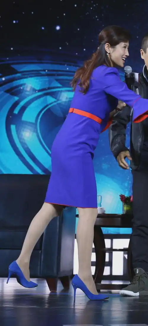 肉丝上阵,北京台门面主持春妮成为蓝色妖姬,评论区出奇一致
