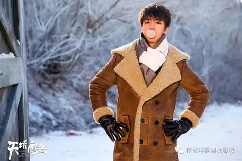 王俊凯新剧天坑鹰猎首曝花絮照鹰屯少女文淇造型惊艳尽显率真本性
