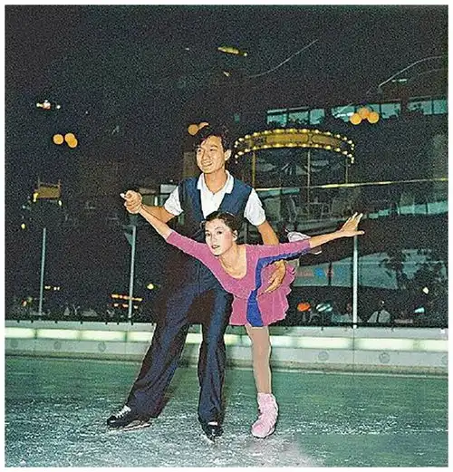 无法重拍瞬间啃黄瓜的张曼玉,惊艳故宫的王祖贤,牵手滑冰的翁美玲刘德华