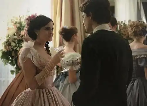 30岁赫敏演技尴尬,沦为小妇人配角,情史丰富堪比霉霉