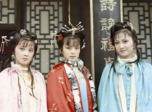 87红楼梦两人都不想演小姐,争着演这丫环,一个急哭一个罢演
