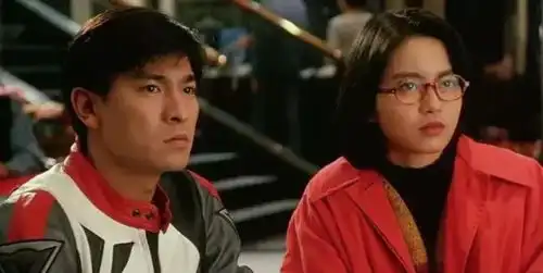 45岁梁咏琪罕晒全家福,老公身材高挑是富商,混血女儿五官超精致