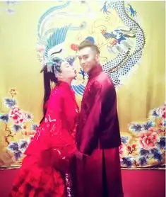 辣眼睛张伦硕钟丽缇第三次婚纱照主打京剧风
