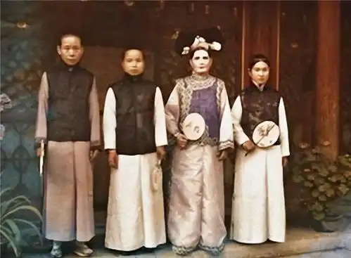 一法国人展出一组晚清彩照格格妆容很是惊悚,颐和园仿佛天堂
