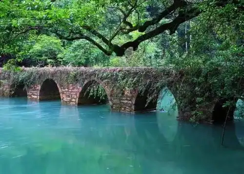 地球上的绿宝石11月16,18,23,25,30号发团荔波大小七孔景区纯玩二日游仅售228元,已含景区门票