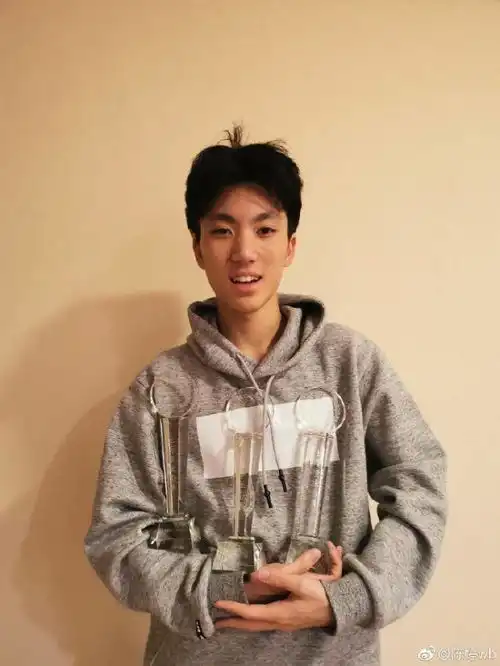 陈婷晒儿子获奖照,张艺谋感慨我38岁才拿奖,儿子不到18就拿了
