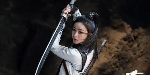 当有翡杀青所有人都在笑,有谁注意赵丽颖的表情
