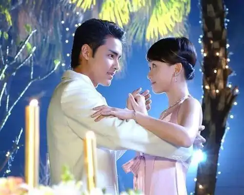 大龄女演员嘟嘴歪头强行装嫩,一个比一个辣眼睛,好尴尬
