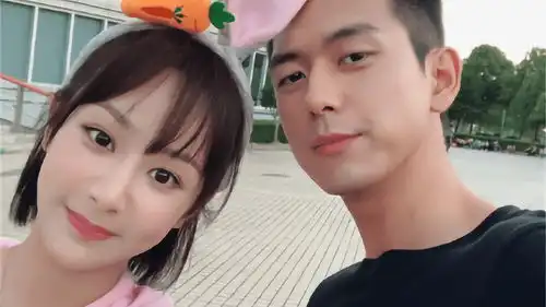 李现晒照为杨紫庆生,杨紫秒回,一句话更是透露俩人关系不一般
