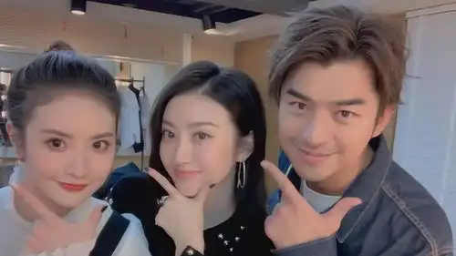 景甜晒与陈柏霖赖雨濛合照三人同框卖萌超有爱
