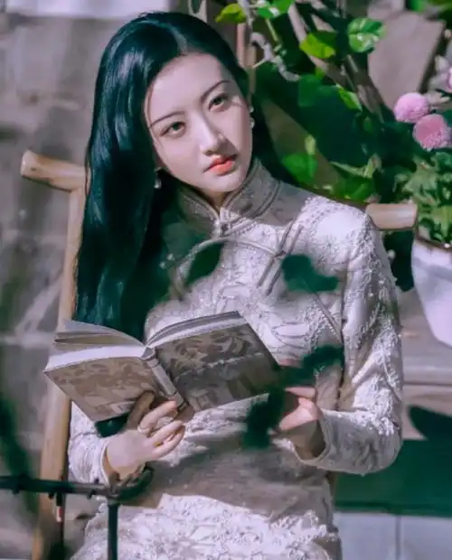 景甜新剧民国造型惊艳,小腿形状怪异,疑似扛不住冷天气在裙里穿秋裤