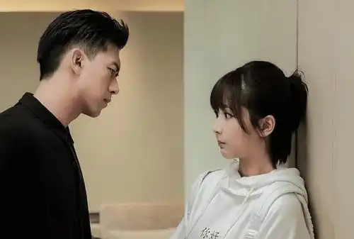 李现晒韩商言同款海报姿势,网友称依然爱,暴露了影视行业的现状
