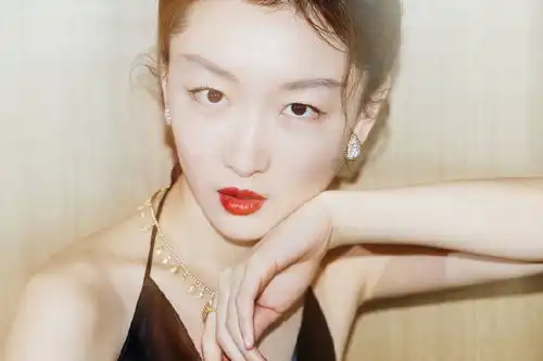 组图周冬雨穿吊带长裙秀背部曲线红唇夺目似烈焰玫瑰