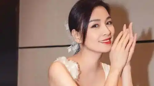 贾静雯逛街被骂,路人把她当成张庭真是人在街上走锅从天上来