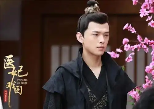 传闻中的陈芊芊隐藏的够深,认出了周时韫和师姐,却没认出他