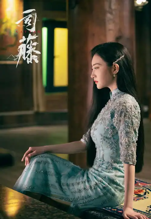 司藤真香景甜旗袍造型受热捧,细长眉毛成点睛之笔