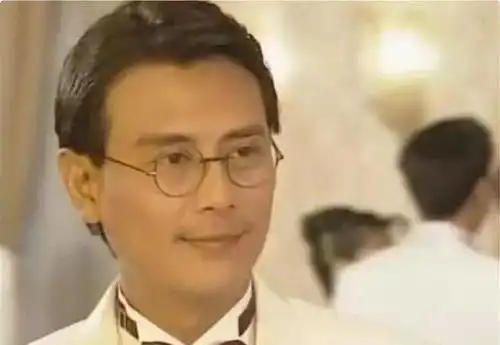 曾被誉为琼瑶御用男主,因一帘幽梦走红
