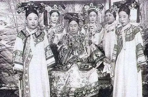 慈禧没钱了让李鸿章想办法李鸿章用一个理由立刻骗来一笔巨款
