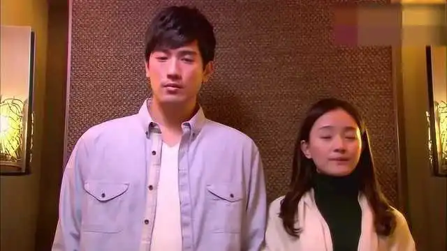 小秋强行亲了一下沥川,沥川当时就懵了,偷袭我
