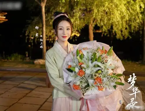 柳岩挑战雅典娜造型,御姐身材让人心跳加速,40岁的脸蛋更是惹眼