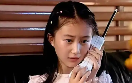 均龄30岁再度同框,刘亦菲面容红润似少女,舒畅表情耐人寻味
