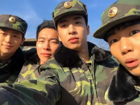 军装byebye爱的迫降北韩f4杨庆元李新英刘秀彬唐俊尚合体拍画报
