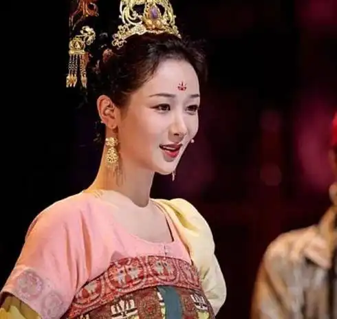 杨紫晒给沉香如屑配音照,忘记取掉帽子纸壳,眼眶含泪
