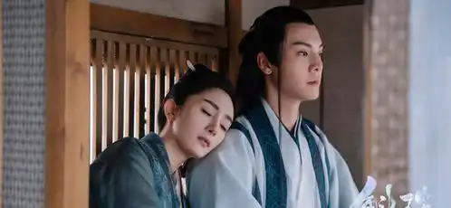 斛珠夫人花絮照,杨幂身后跟随多位助理,独自撑伞太接地气