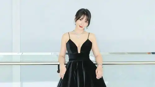 柳岩身穿透视裙真空上阵,当她转身那一刻,网友这身材犯规了
