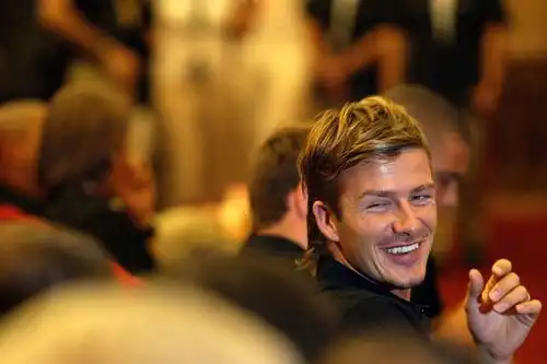 小贝二次来华搞慈善自己捐6件球衣辣妹捐跑车
