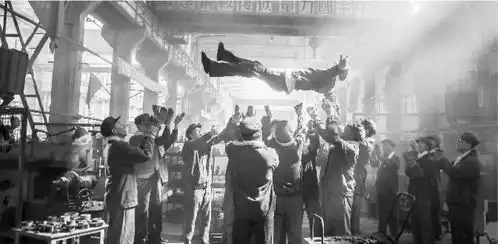 在澎湃的音乐中重温钢铁岁月
