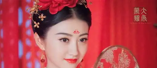 暮白首开播无水花,又现任嘉伦魔咒,带动收视带不动女主
