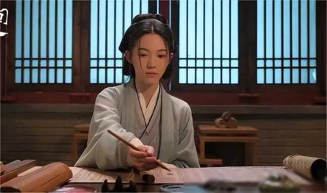 花间令宝藏女孩15岁北影之路,混血身世成亮点
