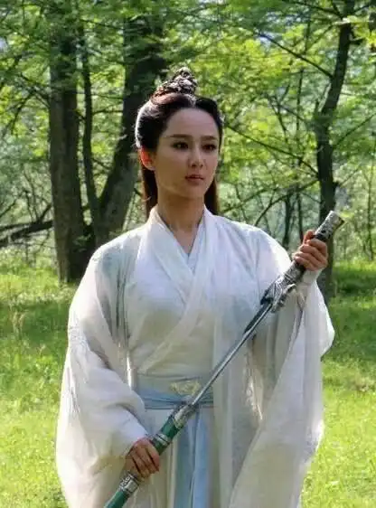 最尴尬的女主就是杨紫,颜值一般还常常来挑战出演绝色美女
