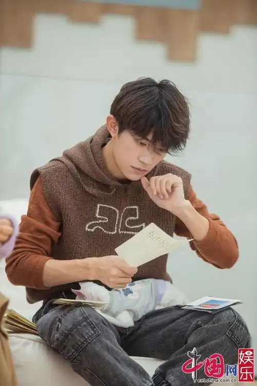 朋友请听好易烊千玺连帽马甲文艺复古直播状态佳