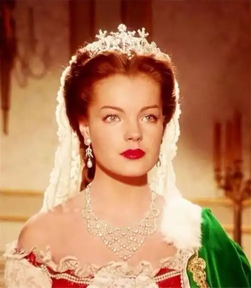 茜茜公主欧洲第一美人,15岁嫁入王室,却被暗杀而死,悲惨人生
