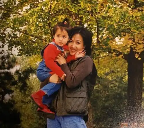 关晓彤罕晒母女合照,凡尔赛夸妈妈漂亮,母女高颜值如复制粘贴
