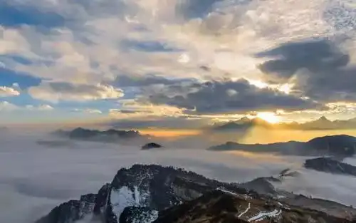 成都周边的天空之城,日出星空触手可及,壮美云海犹如天瀑