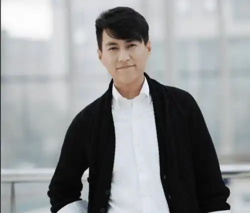 靳东高露上综艺过分亲密,被网友认为是夫妻,已婚明星应当自爱
