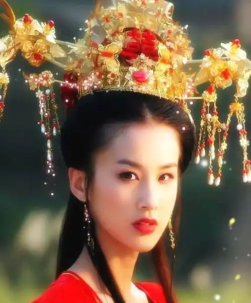 女星凤冠造型谁最美赵丽颖别致,唐嫣高贵,迪丽热巴惊艳
