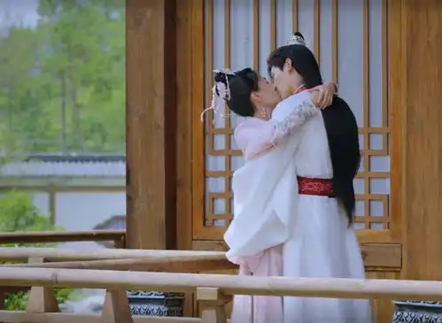 双世宠妃3吻戏升级,曲小檀墨连城盖头吻缠腰吻,太甜了