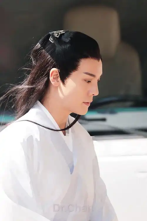 陈伟霆斛珠夫人开工路透更新新造型
