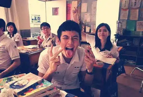 萧亚轩缺爱的一生和第16任男友分手,她依然哭得和第一次一样
