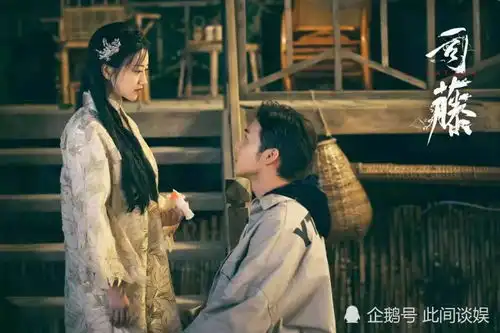 司藤拍摄期间的景甜素颜戴眼镜与剧中有反差,皮肤通透干净