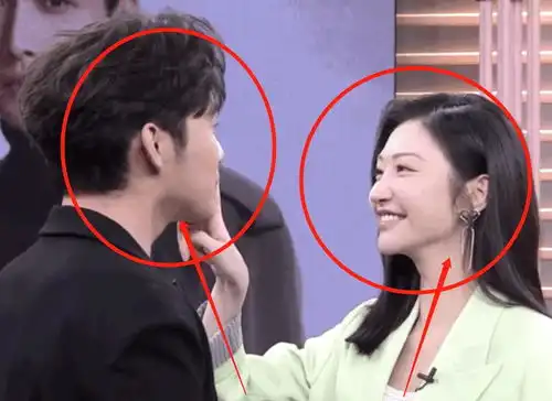 景甜与张彬彬同框直播,还原司藤按唇杀好甜,生图却暴露真实颜值