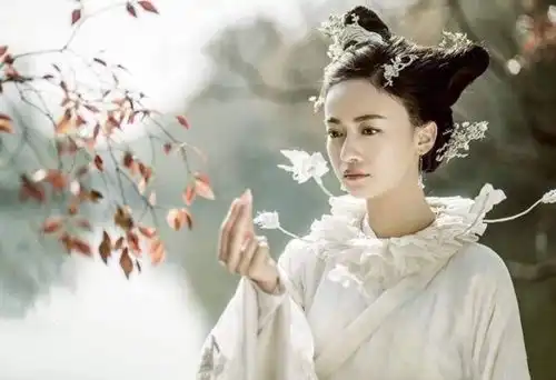 4个版本的妲己,前三位靠化妆,只有她才是真的媚到骨子里
