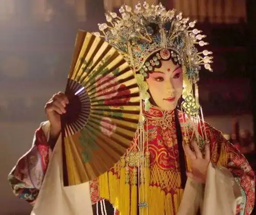 辣妈风刚过,名媛圈再出奇招,穿比基尼恶搞国粹,下限在哪
