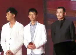 建党伟业全球首映黄轩李晨情侣装亮相
