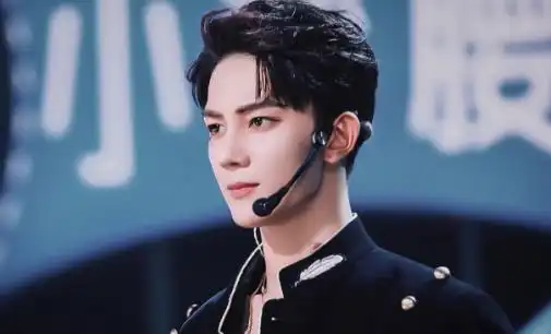 曾经和肖战一个团的夏之光,竟然录制过明星大侦探,很出色
